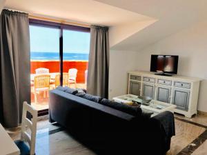 Televízia a/alebo spoločenská miestnosť v ubytovaní Puerta del Mar, ático&SPA incluido en primer linea