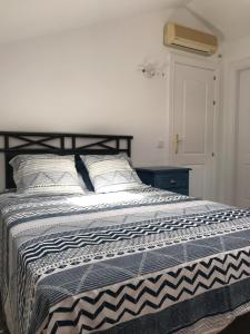 Postel nebo postele na pokoji v ubytování Puerta del Mar, ático&SPA incluido en primer linea