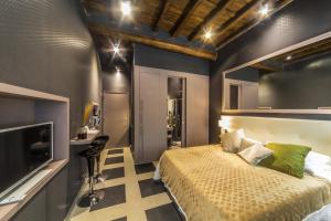 ein Schlafzimmer mit einem Bett und einem TV in der Unterkunft Piazza di Spagna Luxury Apartment in Rom