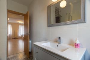 A bathroom at Río Duero 1