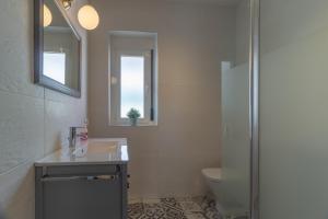A bathroom at Río Duero 1
