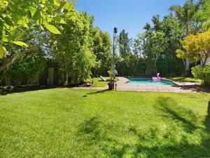 une cour avec une piscine et une baignoire rose dans l'établissement Villa Teresita - Beautifully gated Mediterranean estate, à Los Angeles