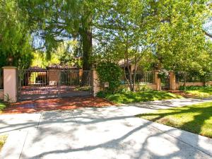une porte dans une cour avec des arbres et un trottoir dans l'établissement Villa Teresita - Beautifully gated Mediterranean estate, à Los Angeles