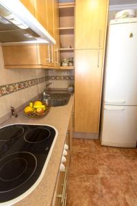 eine Küche mit einer Spüle und einem weißen Kühlschrank in der Unterkunft SimplyHosted Murillo in Cádiz