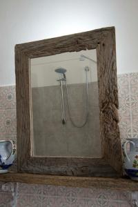espejo en un estante con ducha en L'incrocio - Bed&Breakfast en Imola