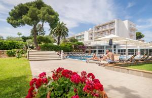 Piscina a Hotel Alga o a prop