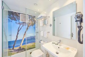 a bathroom with a sink, toilet and bathtub at whala!beach in El Arenal