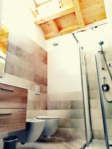 ein Badezimmer mit 2 WCs und einer Dusche in der Unterkunft casa antico borgo in Assenza di Brenzone