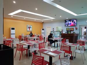 Reštaurácia alebo iné gastronomické zariadenie v ubytovaní Lae City Hotel