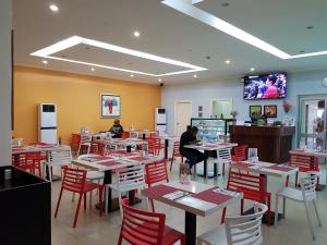 TV a/nebo společenská místnost v ubytování Lae City Hotel