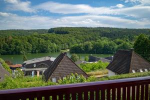 キルヒハイムにあるSeepark Kirchheim Haus Mathildeの湖と木々の景色を望む家