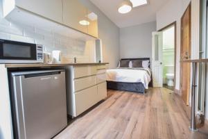Kuchyň nebo kuchyňský kout v ubytování Regency GuestHouse Manchester North + 37 fotografií