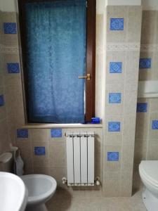 A bathroom at La Sorgente Del Subasio ASSISI
