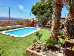 The swimming pool at or close to Almendro