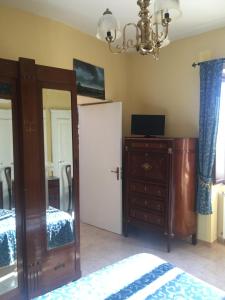 Laureana CilentoにあるBlu di Prussiaのベッドルーム1室(鏡、ベッド1台、ドレッサー付)