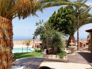 The swimming pool at or close to Almendro