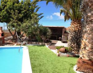 The swimming pool at or close to Almendro