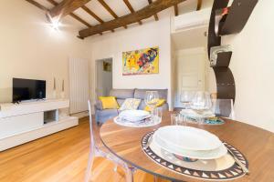 uma sala de estar com uma mesa e um sofá em San Niccolò hidden gem suite em Florença