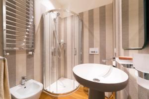 ein Bad mit einer Dusche, einem Waschbecken und einem WC in der Unterkunft San Niccolò hidden gem suite in Florenz