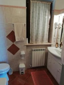 A bathroom at La Sorgente Del Subasio ASSISI