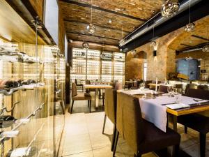 restauracja z drewnianymi sufitami, stołami i krzesłami w obiekcie Q Hotel Grand Cru Gdańsk w Gdańsku