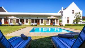 The swimming pool at or close to Zorgvliet Wines Country Lodge