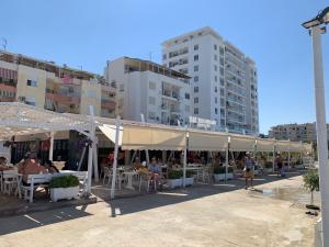 Zdjęcie z galerii obiektu Beachfront apartment Ridi w Durrës