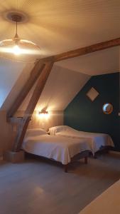GièvresにあるLe Champ du Préのベッドルーム(ベッド2台付)が備わる屋根裏部屋です。