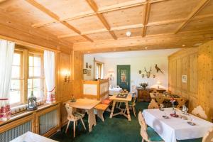 Posezení v ubytování Hotel Sonne Fex Alpine Hideaway