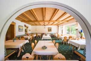 A restaurant or other place to eat at Hotel Sonne Fex Alpine Hideaway