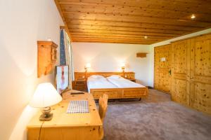 Postel nebo postele na pokoji v ubytování Hotel Sonne Fex Alpine Hideaway