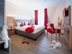 - une chambre avec deux chiens assis sur un lit dans l'établissement Landhotel Fettehenne, à Leverkusen
