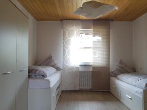 Uma cama ou camas num quarto em Nelkenweg