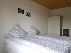 Uma cama ou camas num quarto em Nelkenweg