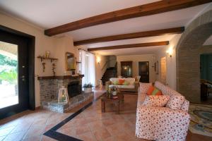 a living room with a couch and a fireplace at Somnium La Dimora Del Relax in Albanella