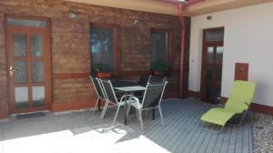 patio ze stołem i krzesłami przed budynkiem w obiekcie Apartmány U Jakuba w mieście Lednice
