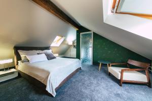 sypialnia z dużym łóżkiem i krzesłem w obiekcie Apartamenty Jabłonowa w Zielonej Górze