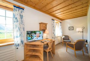 TV a/nebo společenská místnost v ubytování Hotel Sonne Fex Alpine Hideaway