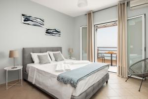 Posteľ alebo postele v izbe v ubytovaní Glyfa Beach Villas