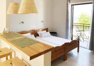 Postel nebo postele na pokoji v ubytování Kamini Apartments