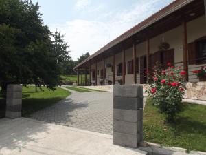 un edificio con una pasarela de ladrillo delante de él en Öreg Somfa Vendégház, en Uppony