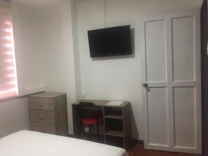 TV a/nebo společenská místnost v ubytování Hotel 42 Avenida