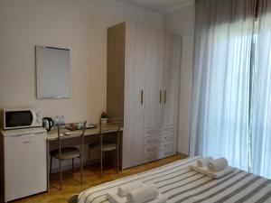 um quarto com uma secretária e uma cama e uma secretária em Villa Giulia em Bonate Sotto