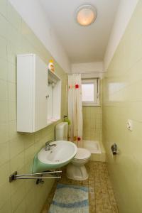 Apartments Mila tesisinde bir banyo