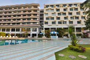 Bazén v ubytování Charoen Hotel nebo v jeho okolí