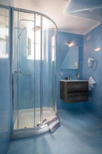 Ένα μπάνιο στο Mykonos4Islands Seaside Apartments