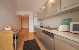 Ett kök eller pentry på B40 - Marina View Apartment