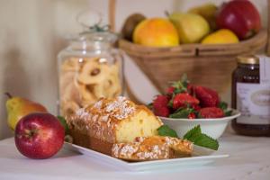 un plato con una pastelería y fruta en una mesa en Agriturismo Ca' del Sartu, en Bobbio