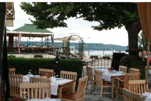 een restaurant met tafels en stoelen en uitzicht op het water bij Gardos in Belgrado