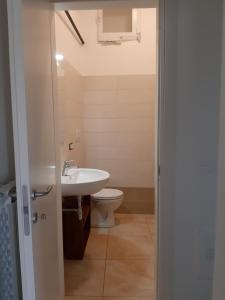 bagno con lavandino e servizi igienici di Casa Iacobucci a Fagnano Alto